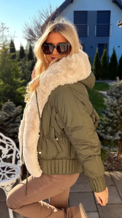 Lekka kurtka zimowa z futerkiem w stylu bomberka KHAKI - R303A