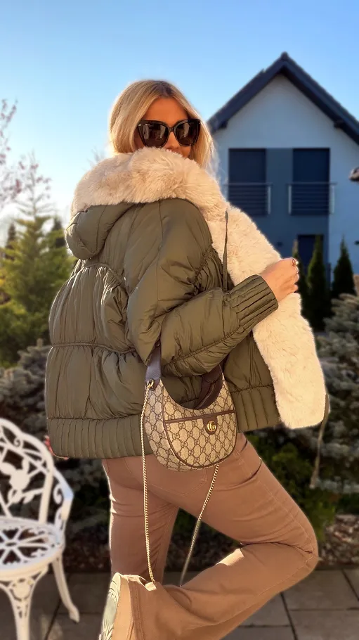 Lekka kurtka zimowa z futerkiem w stylu bomberka KHAKI - R303A