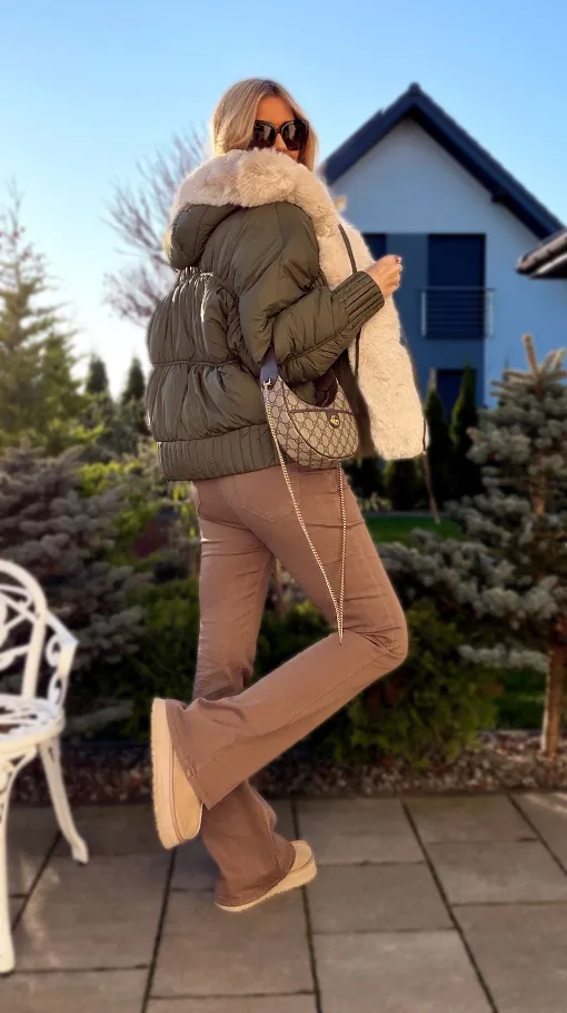 Lekka kurtka zimowa z futerkiem w stylu bomberka KHAKI - R303A