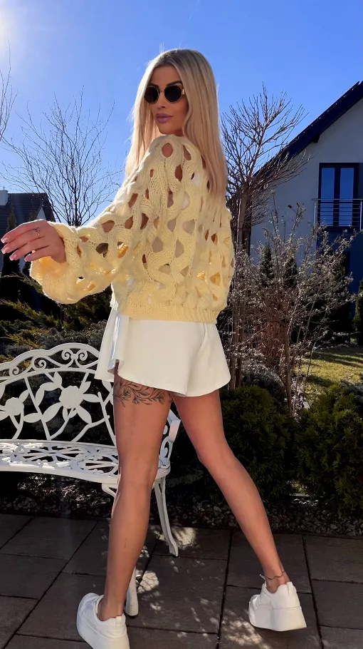 Modny ażurowy sweter z wiskozy ONE SIZE żółty - R772