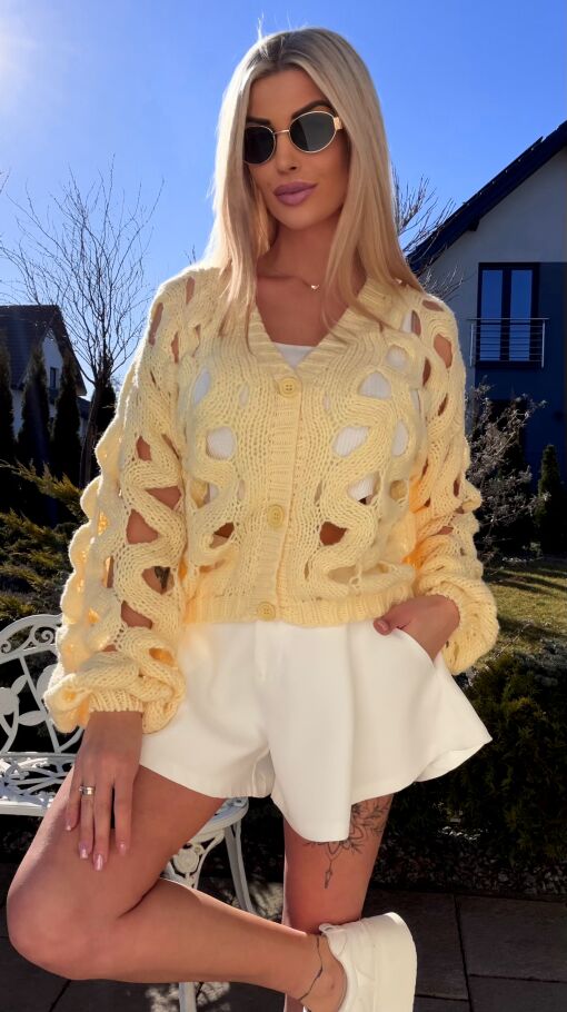 Modny ażurowy sweter z wiskozy ONE SIZE żółty - R772