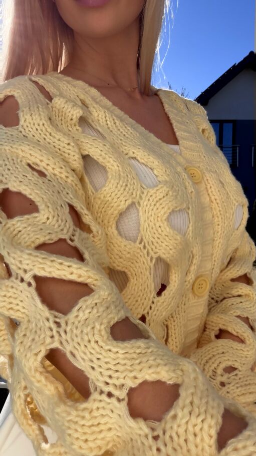 Modny ażurowy sweter z wiskozy ONE SIZE żółty - R772