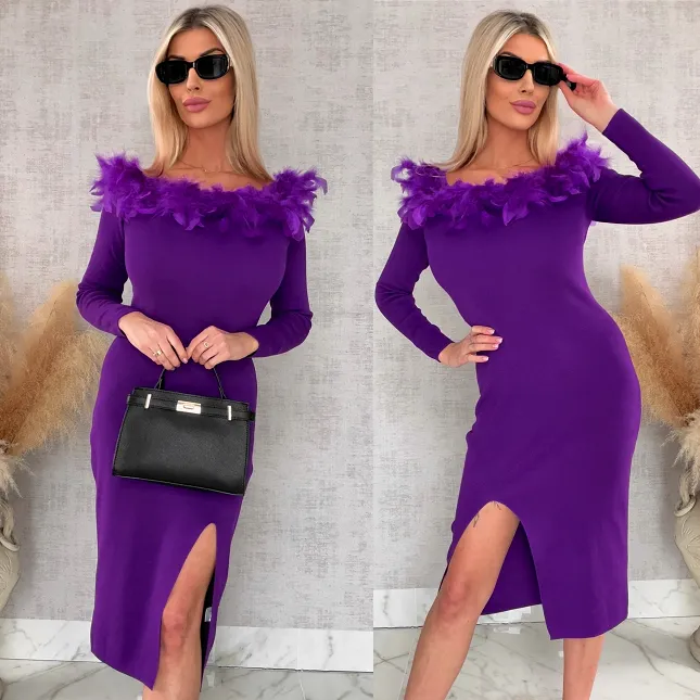 Purpurowa sukienka z dzianiny z rozcięciem i piórami ONE SIZE - R698