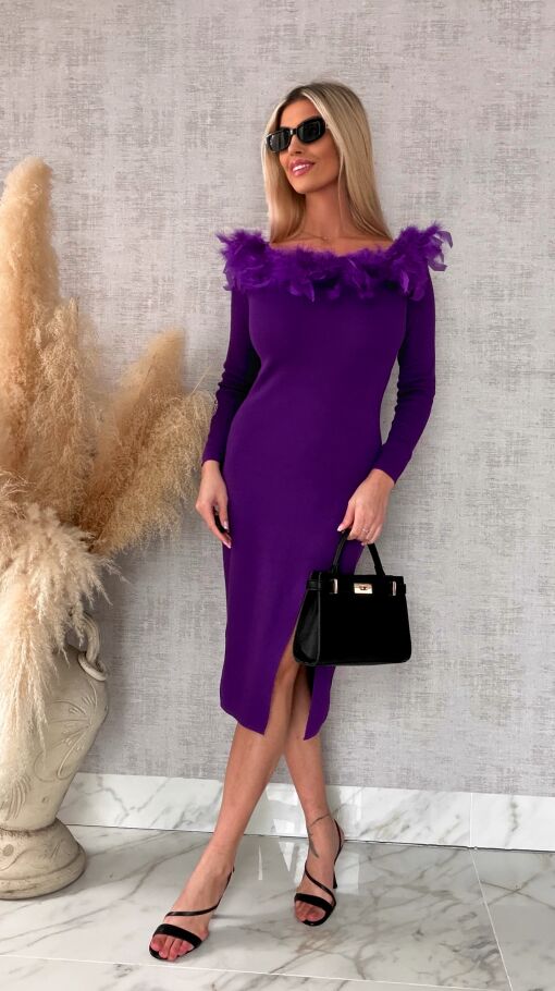 Purpurowa sukienka z dzianiny z rozcięciem i piórami ONE SIZE - R698
