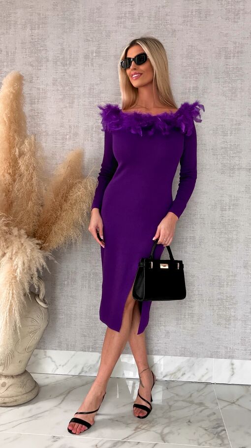 Purpurowa sukienka z dzianiny z rozcięciem i piórami ONE SIZE - R698