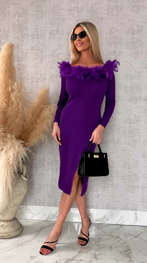 Purpurowa sukienka z dzianiny z rozcięciem i piórami ONE SIZE - R698
