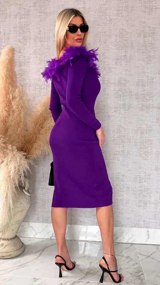 Purpurowa sukienka z dzianiny z rozcięciem i piórami ONE SIZE - R698