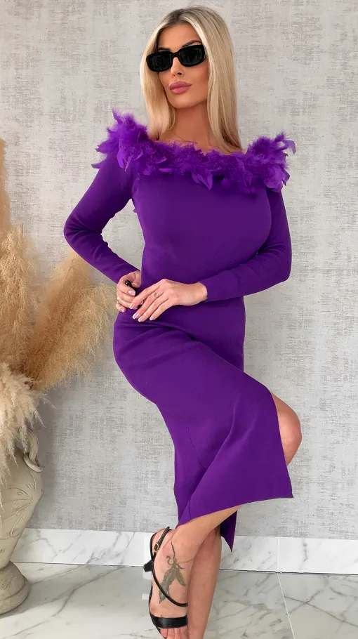 Purpurowa sukienka z dzianiny z rozcięciem i piórami ONE SIZE - R698