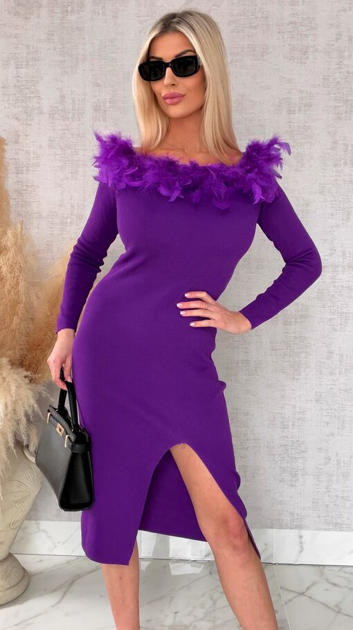 Purpurowa sukienka z dzianiny z rozcięciem i piórami ONE SIZE - R698