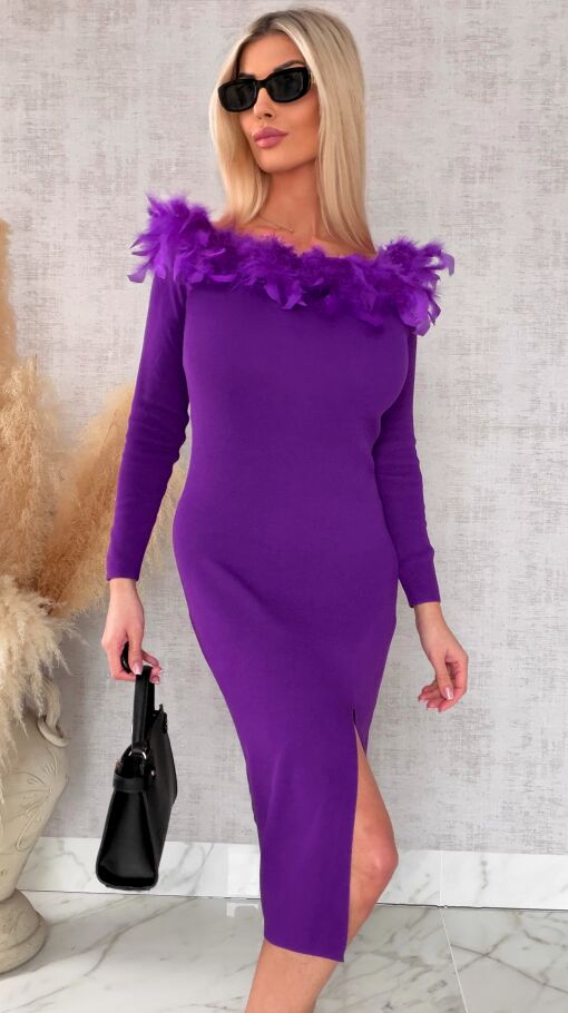 Purpurowa sukienka z dzianiny z rozcięciem i piórami ONE SIZE - R698