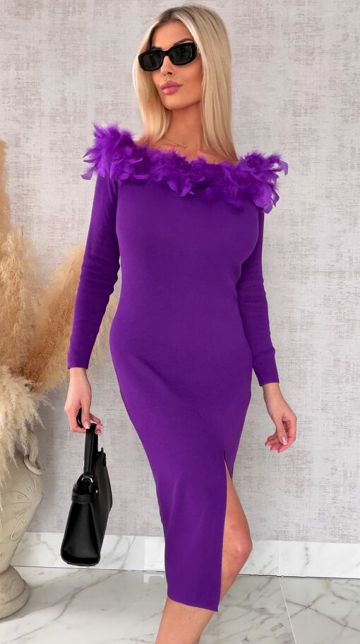 Purpurowa sukienka z dzianiny z rozcięciem i piórami ONE SIZE - R698