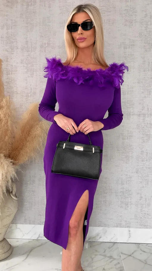 Purpurowa sukienka z dzianiny z rozcięciem i piórami ONE SIZE - R698