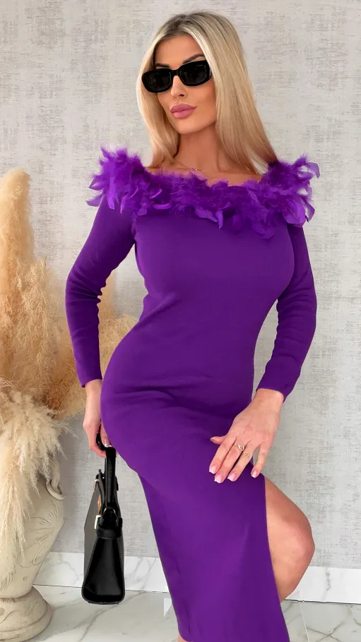 Purpurowa sukienka z dzianiny z rozcięciem i piórami ONE SIZE - R698