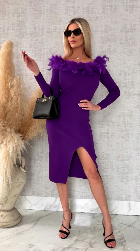 Purpurowa sukienka z dzianiny z rozcięciem i piórami ONE SIZE - R698