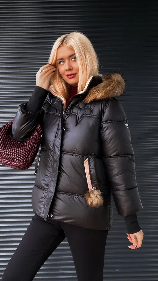 Modnie pikowana kurtka z kapturem w czarnym kolorze - R246A