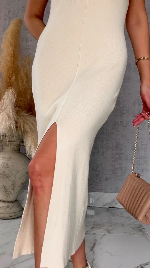 Elastyczna sukienka dzianinowa z rozcięciem z przodu ONE SIZE beż - R577A