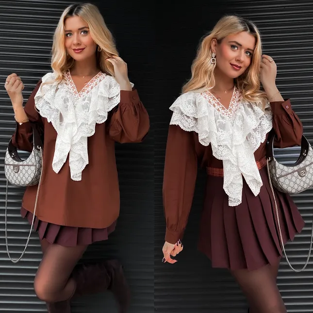 Brązowa bawełniana bluzka z białą koronką na dekolcie ONE SIZE - R388A