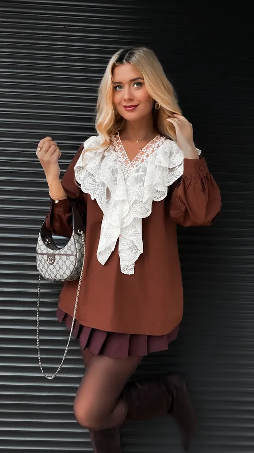 Brązowa bawełniana bluzka z białą koronką na dekolcie ONE SIZE - R388A