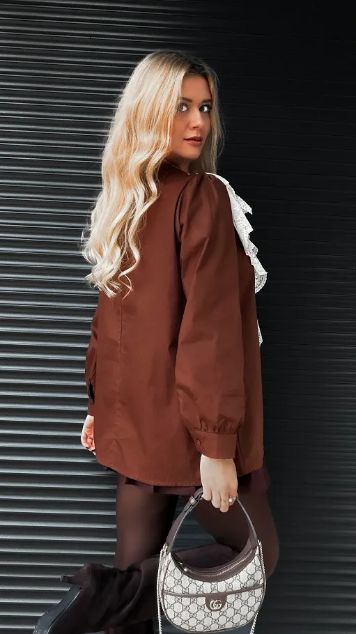 Brązowa bawełniana bluzka z białą koronką na dekolcie ONE SIZE - R388A