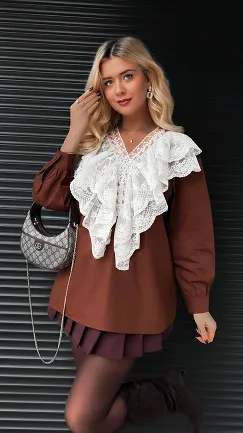 Brązowa bawełniana bluzka z białą koronką na dekolcie ONE SIZE - R388A