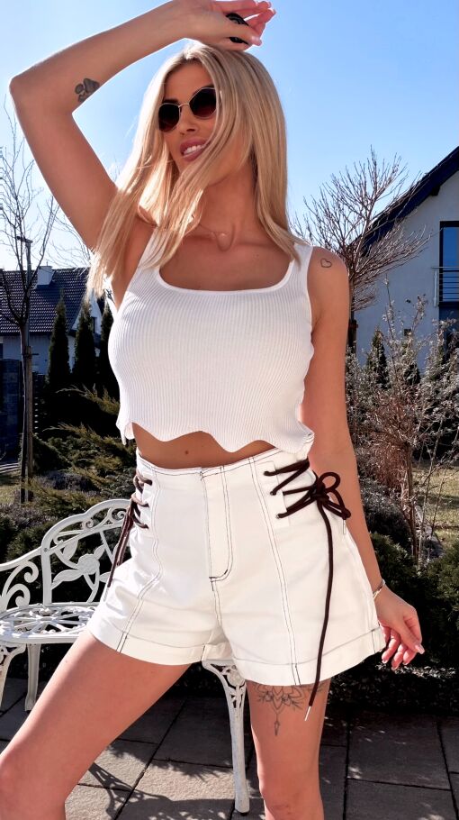 Elastyczne krótkie szorty z podwyższonym stanem WHITE JEANS - R799