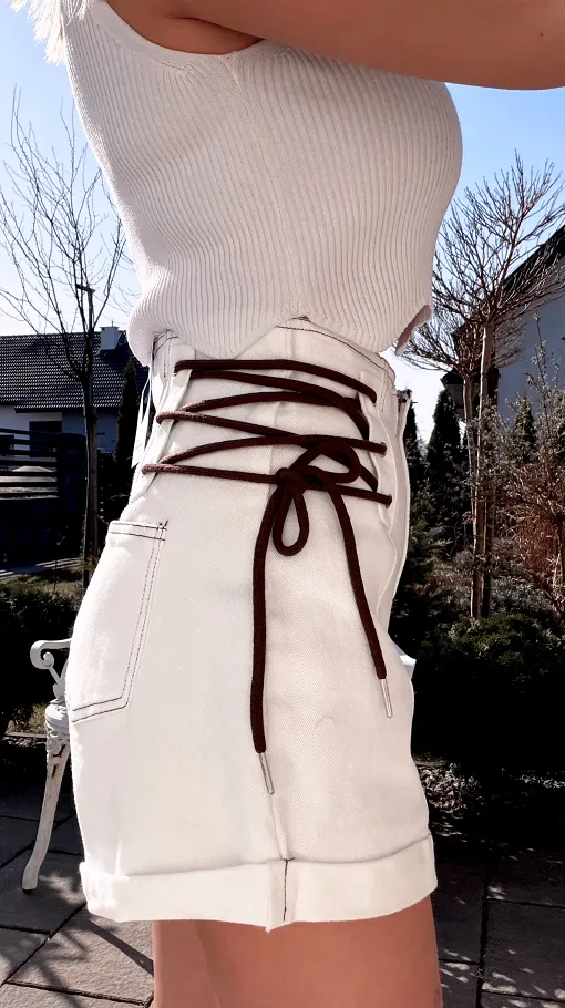 Elastyczne krótkie szorty z podwyższonym stanem WHITE JEANS - R799