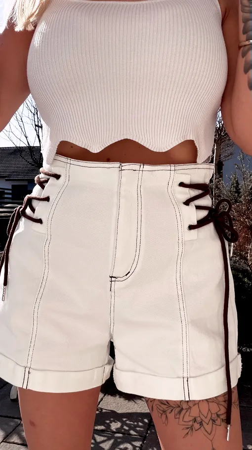 Elastyczne krótkie szorty z podwyższonym stanem WHITE JEANS - R799