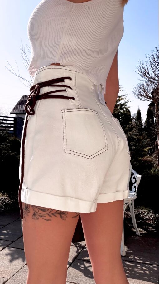 Elastyczne krótkie szorty z podwyższonym stanem WHITE JEANS - R799