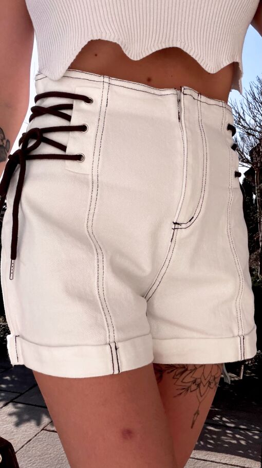 Elastyczne krótkie szorty z podwyższonym stanem WHITE JEANS - R799