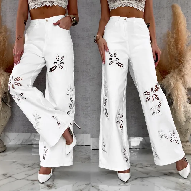 Oryginalne elastyczne spodnie jeansy z haftowanymi kwiatami BIAŁE - R709