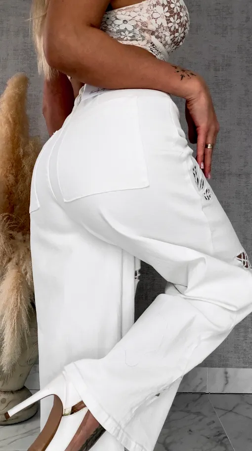 Oryginalne elastyczne spodnie jeansy z haftowanymi kwiatami BIAŁE - R709