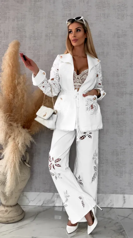 Oryginalne elastyczne spodnie jeansy z haftowanymi kwiatami BIAŁE - R709