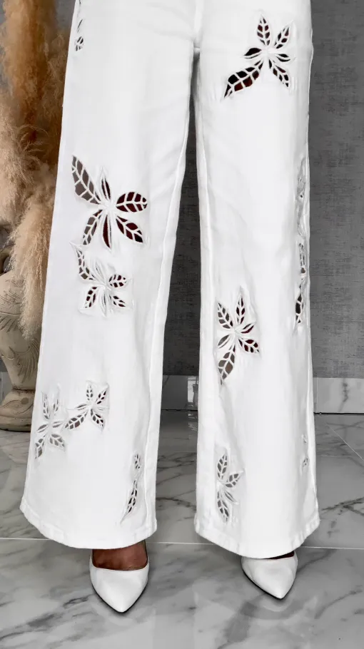 Oryginalne elastyczne spodnie jeansy z haftowanymi kwiatami BIAŁE - R709