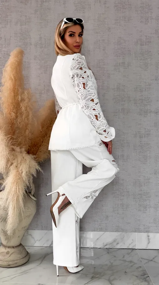 Oryginalne elastyczne spodnie jeansy z haftowanymi kwiatami BIAŁE - R709