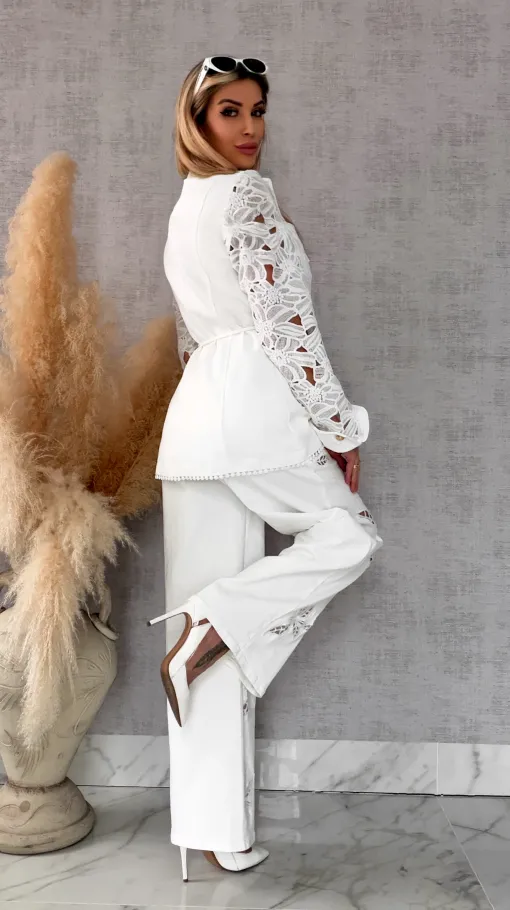 Oryginalne elastyczne spodnie jeansy z haftowanymi kwiatami BIAŁE - R709