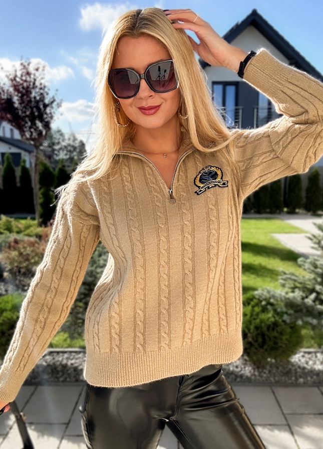 Beżowy sweter z golfem na zamek i ozdobną naszywką WISKOZA - M321