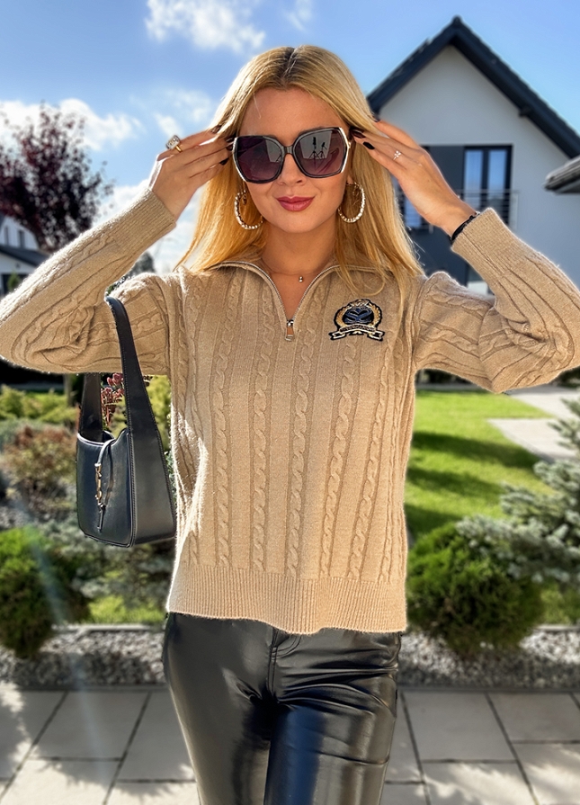 Beżowy sweter z golfem na zamek i ozdobną naszywką WISKOZA - M321