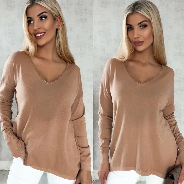 Lekki dzianinowy sweter w serek CAPPUCCINO one size - R313B