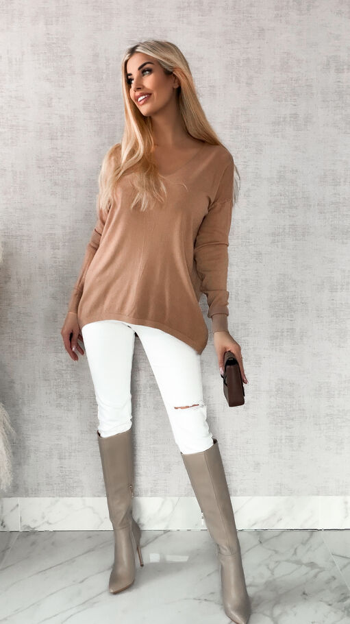 Lekki dzianinowy sweter w serek CAPPUCCINO one size - R313B