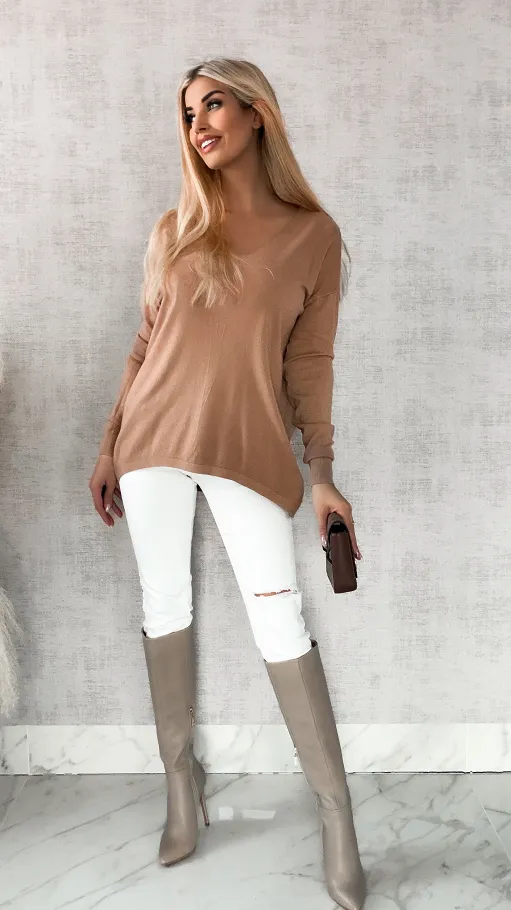 Lekki dzianinowy sweter w serek CAPPUCCINO one size - R313B