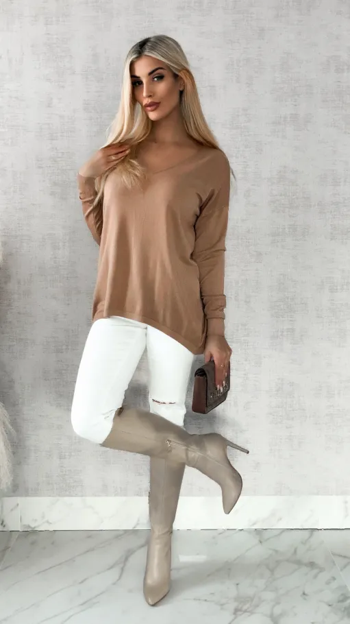 Lekki dzianinowy sweter w serek CAPPUCCINO one size - R313B