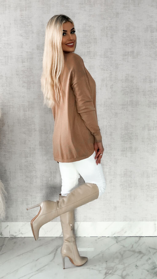 Lekki dzianinowy sweter w serek CAPPUCCINO one size - R313B