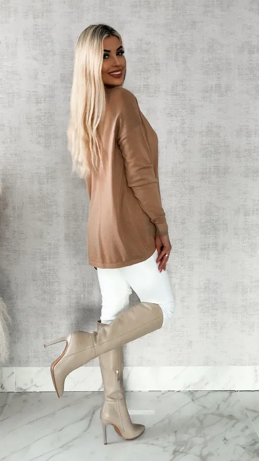 Lekki dzianinowy sweter w serek CAPPUCCINO one size - R313B