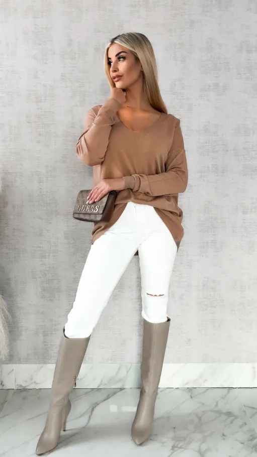 Lekki dzianinowy sweter w serek CAPPUCCINO one size - R313B