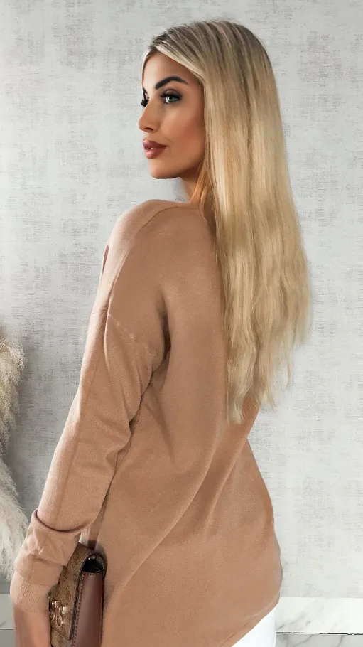 Lekki dzianinowy sweter w serek CAPPUCCINO one size - R313B