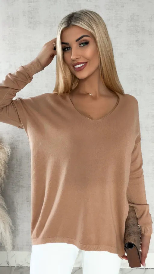 Lekki dzianinowy sweter w serek CAPPUCCINO one size - R313B