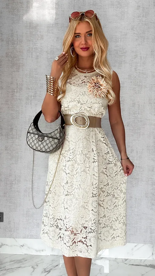 Długa koronkowa sukienka z kwiatem ONE SIZE ecru - P787