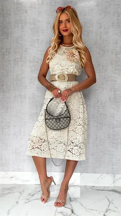 Długa koronkowa sukienka z kwiatem ONE SIZE ecru - P787