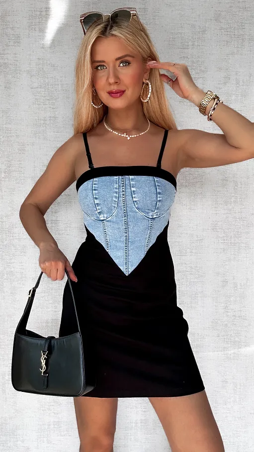 Dzianinowa elastyczna sukienka z jeansowym dekoltem - P588