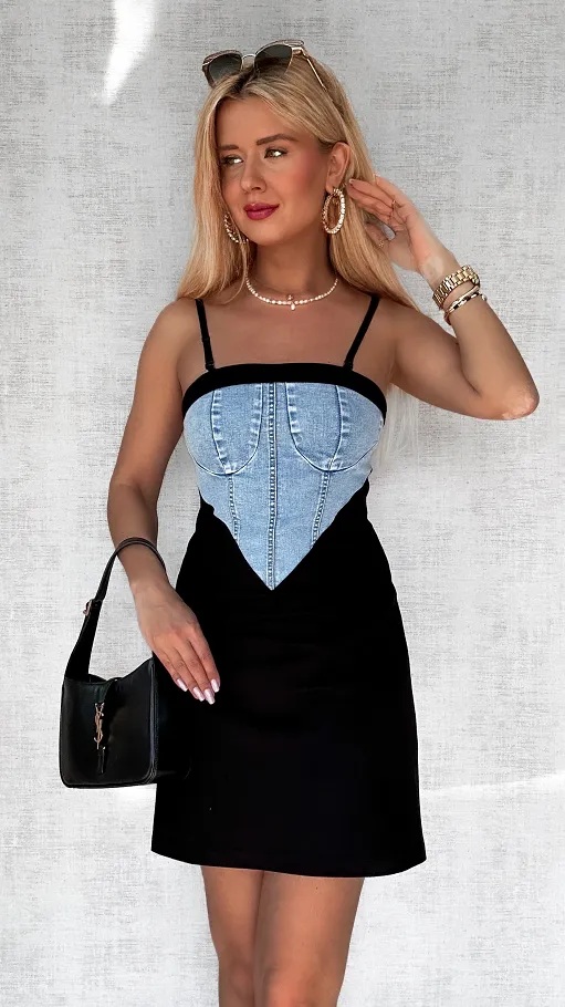 Dzianinowa elastyczna sukienka z jeansowym dekoltem - P588